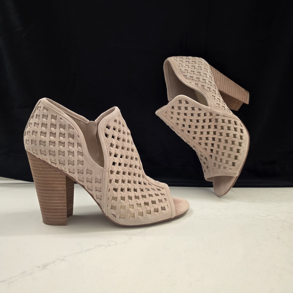 VINCE CAMUTO Perforated Peep Toe Booties Nude Blush Block Heel Size 9